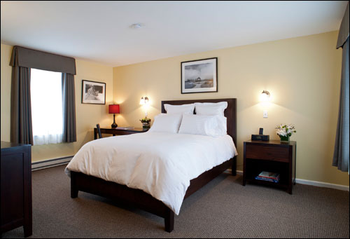 Guest room at Sharon Country Inn